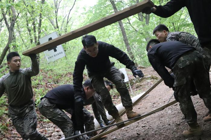 육군5보병사단 표범여단 장병이 브릿지 컨스트럭션을 하고 있다. 사진 제공=이동건 중위