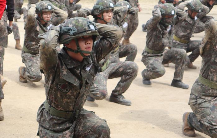 육군50보병사단 기동대대 장병들이 유격훈련 중 유격체조를 하고 있다. 부대 제공