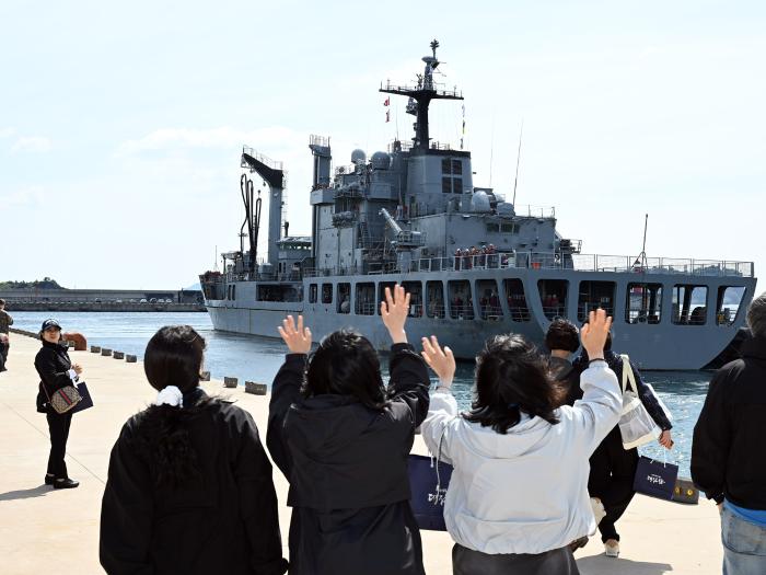 4일 제주해군기지에서 열린 한국·캐나다 연합협력훈련 출항 환송 행사에서 장병 가족들이 출항하는 화천함을 향해 인사하고 있다. 부대 제공