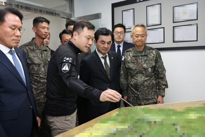안규백(앞줄 오른쪽 둘째) 국방부 장관이 4일 육군수도방위사령부 예하 특정경비지구 경호·경비부대를 방문해 지휘관들로부터 작전현황을 보고받고 있다. 국방부 제공