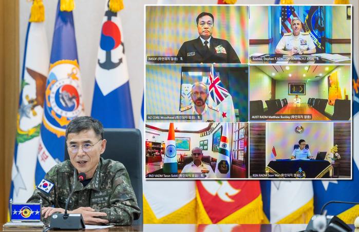 6일 ‘제14차 인도·태평양 해양리더 화상회의’에 참석한 김경률(맨 왼쪽) 해군참모총장이 인도·태평양 지역 해군 수뇌부와 해양안보 협력방안을 논의하고 있다. 해군 제공