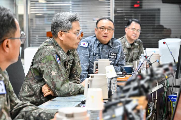 곽광섭(맨 왼쪽) 해군작전사령관 직무대리가 6일 해군2함대 지휘통제실에서 작전지도를 하고 있다. 부대 제공