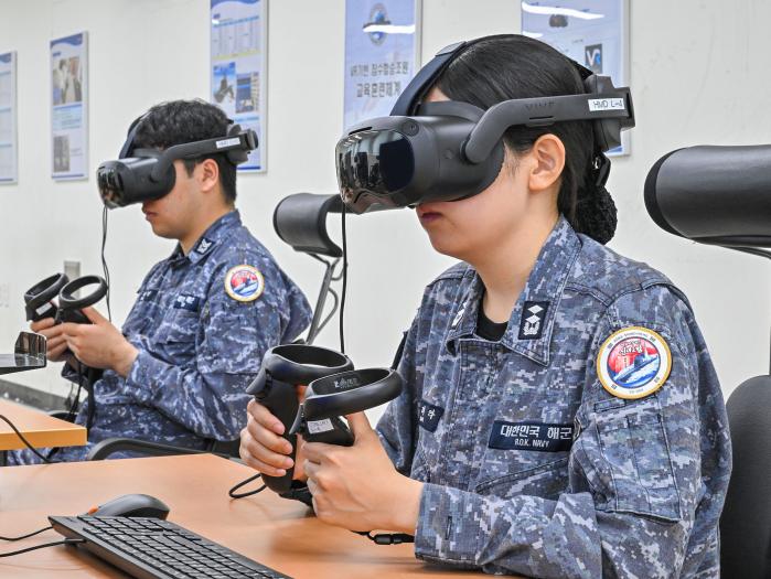 6일 해군잠수함사령부 잠수함 승조원 가상현실(VR) 교육훈련장에서 신채호함 승조원들이 VR기기를 착용하고 잠수함 내부환경이 구현된 시나리오에 따라 장비작동 훈련을 하고 있다. 부대 제공