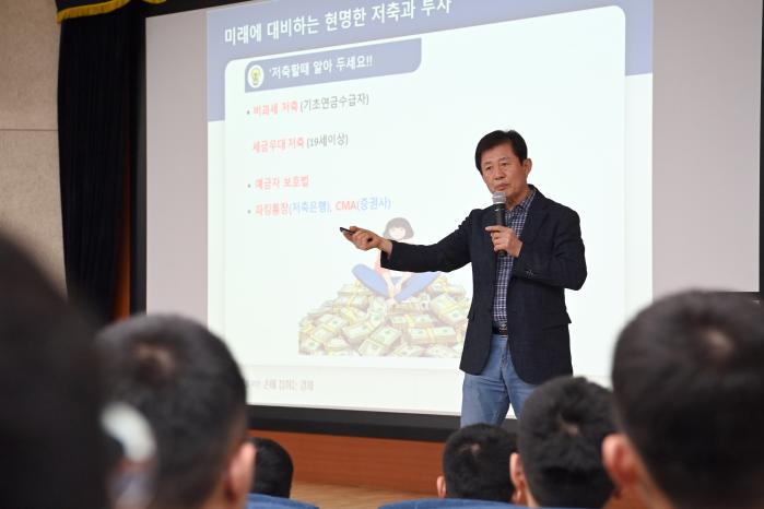 6일 열린 공군16전투비행단 경제·금융 교육에서 공군과 협약을 맺은 지역경제교육센터 전문강사가 장병들에게 미래에 대비하는 현명한 저축과 투자법에 대해 강의하고 있다. 부대 제공