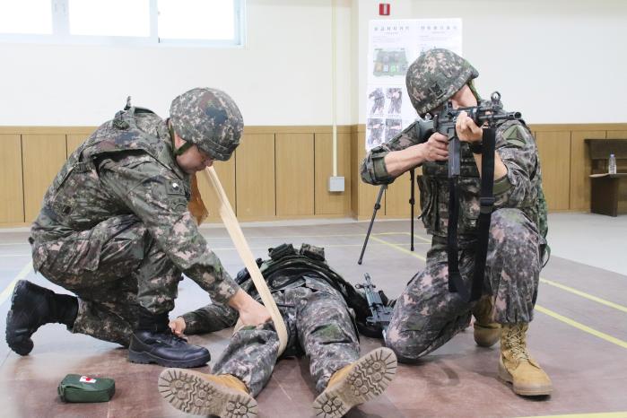 육군탄약지원사령부 3탄약창의 동원훈련에서 상비예비군 교관이 예비군을 대상으로 전투부상자처치 교육을 하고 있다. 부대 제공