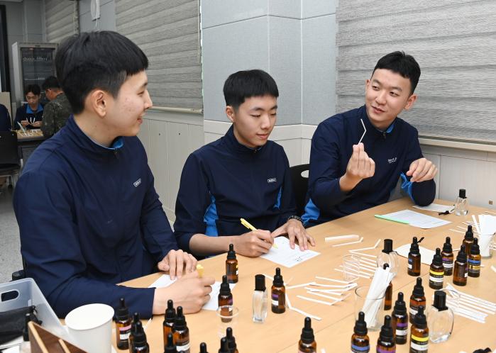 6일 공군항공지원작전단 장병들이 병영문화예술 소개교육에서 나만의 향수 만들기 체험을 하고 있다. 사진 제공=박경호 상사