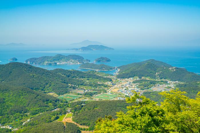 미륵산에서 내려다본 통영의 풍경.