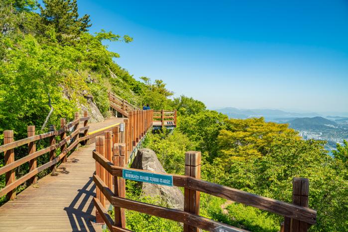 미륵산 정상으로 향하는 목조 데크.