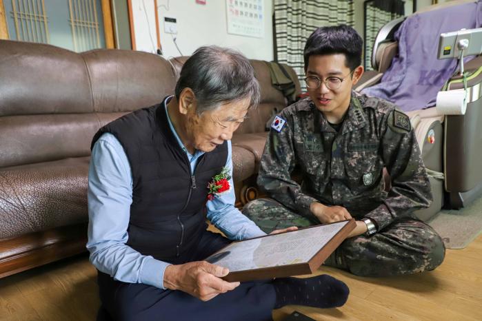 박종석 옹이 기갑수색중대원들이 작성한 손편지를 읽으며 미소 짓고 있다. 부대 제공