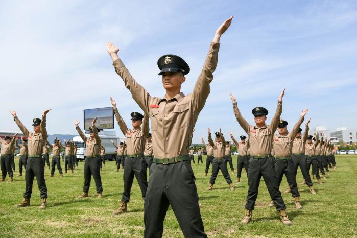 7일 해병대1사단 전투연병장에서 열린 해병대 교육훈련단 신병 1328기 수료식에서 해병들이 군가를 제창하는 모습 부대 제공
