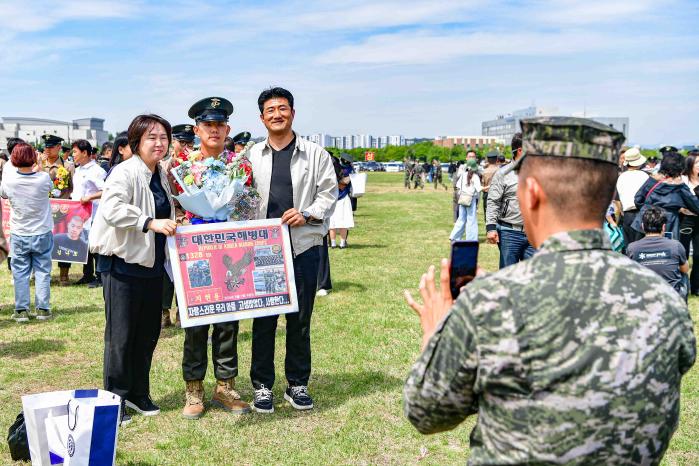 7일 해병대1사단 전투연병장에서 열린 해병대 교육훈련단 신병 1328기 수료식에서 해병들이 가족들과 함께 기념촬영하는 모습.부대 제공
