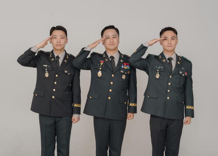 삼부자가 정복을 입고 경례하고 있다. 왼쪽부터 김준민 소위, 김정현 원사, 김강민 중위. 부대 제공