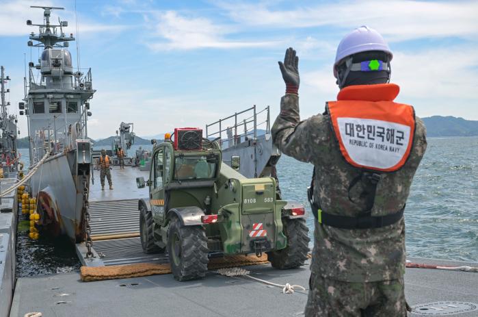 7일 진해 군항 일대에서 열린 합동해안양륙군수지원 훈련에서 해군5기뢰/상륙전단 55해안양륙군수지원대대 장병들이 지게차를 군수지원정으로부터 양륙하고 있다. 부대 제공