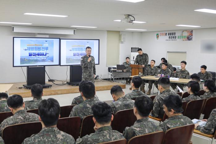 7일 육군수도기계화보병사단 비호여단에서 열린 제병협동전투 발전세미나에 앞서 이영석 비호여단장이 세미나를 준비한 장병들의 노고를 치하하고 있다. 사진 제공=이경준 상사
