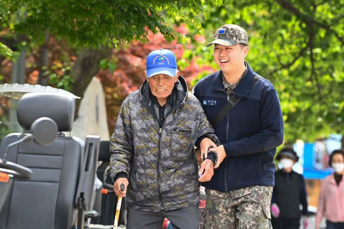 공군20전투비행단 장병이 7일 충남 서산시 해미면 행정복지센터에서 열린 어버이날 기념 경로행사 중 어르신의 이동을 돕고 있다. 사진 제공=김경률 원사