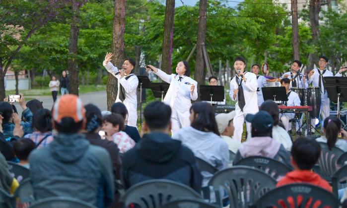 해군진해기지사령부 군악대 장병들이 가정의 달을 맞아 6일 장병과 군 가족들을 위한 공연을 펼치고 있다. 사진 제공=권혜연 중사(진)