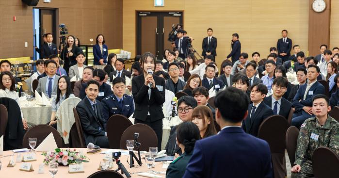 7일 열린 제7기 혁신어벤져스 및 제3기 2030청년자문단 합동 발대식에서 안규백 국방부 장관이 참석자들과 소통하고 있다. 한재호 기자