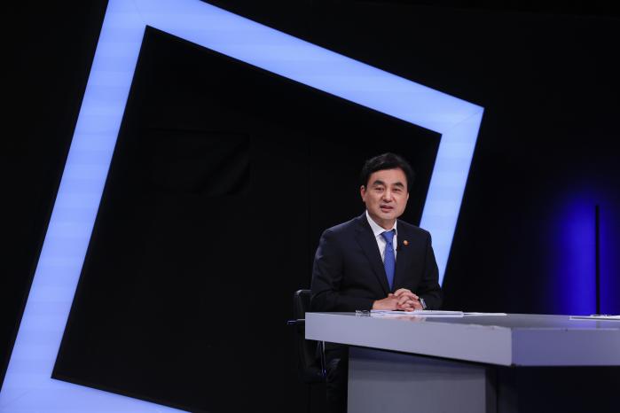 안규백 국방부 장관이 지난달 30일 서울 용산구 국방홍보원 스튜디오에서 KFN 특별기획 ‘안규백 국방부 장관에게 듣는다’ 프로그램에 출연해 주요 국방 의제에 대한 정책 방향 등을 설명하고 있다.
