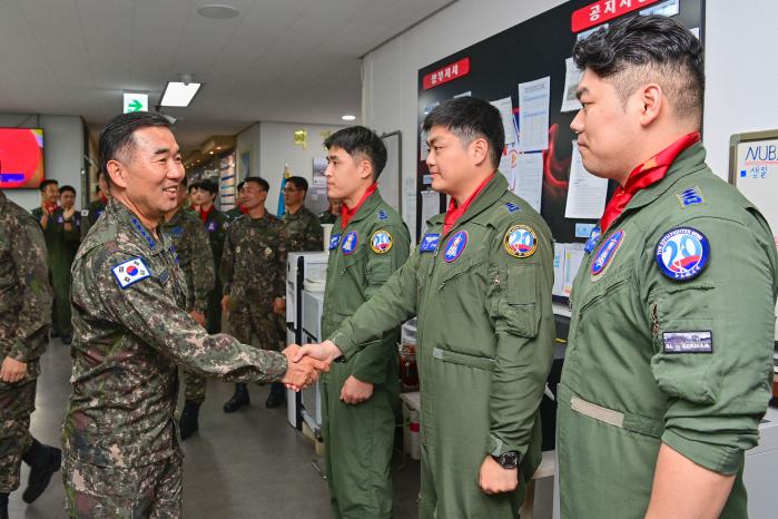 진영승 합참의장이 7일 공군20전투비행단을 방문해 영공방위태세를 점검한 뒤 조종사들과 악수하며 격려하고 있다. 합참 제공