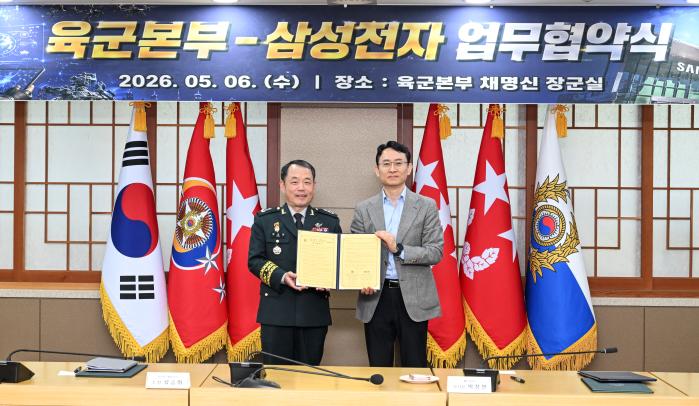 류승하(왼쪽) 육군본부 정보화기획참모부장과 박정민(부사장) 삼성전자 MX사업부 글로벌모바일 B2B 팀장이 업무협약 체결 뒤 기념사진을 찍고 있다. 육군 제공