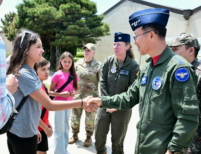 7일 손석락(맨 오른쪽) 공군참모총장이 캐서린 객키(오른쪽 둘째) 미8전투비행단장과 함께 미군 가족들을 격려하고 있다. 공군 제공