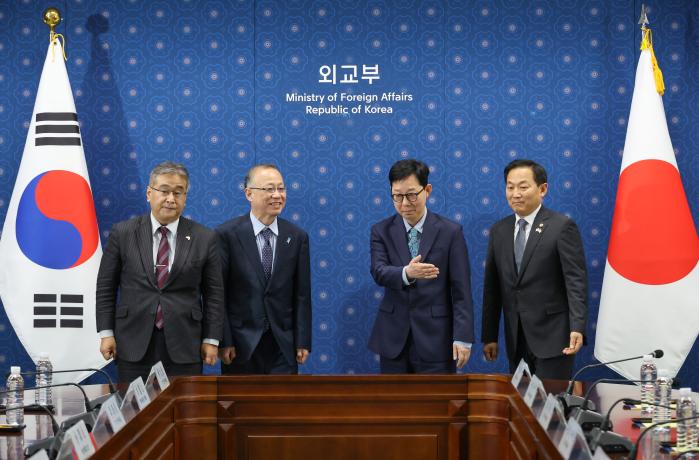 박윤주 외교부 1차관과 이두희 국방부 차관이 7일 정부서울청사 외교부에서 열린 제14차 한일 안보정책협의회에서 후나코시 다케히로 외무성 사무차관, 가노 고지 방위심의관과 기념 촬영을 준비하고 있다. 오른쪽부터 이 차관, 박 차관, 후나코시 차관, 가노 심의관. 연합뉴스