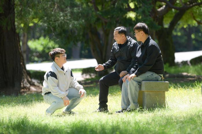 지난8일 점심시간에 만난 군무원삼부자가 서로의 일상을 공유하며 격려하고있다. 왼쪽부터 서종범 군무주무관, 서호<br>준 군무사무관,서종호 군무주무관. 사진제공=권혜연중사(진)