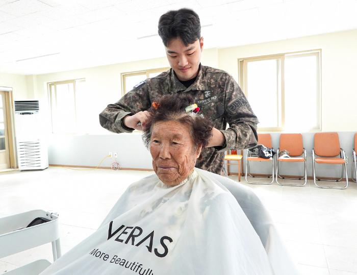 해군2함대 어청도감시대 장병이 지역주민에게 이발봉사 활동을 하고 있다. 부대제공