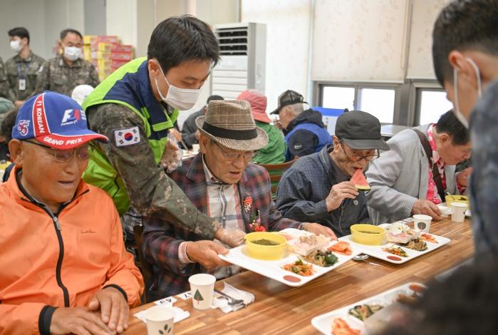 해군3함대 3훈련대대 장병들이 전남 목포시에 있는 하나노인복지관을 찾아 어르신들의 식사를 돕고 있다. 부대 제공