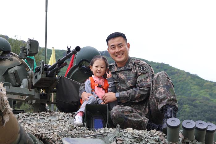 육군과학화전투훈련단이 지난 8일 개최한 아빠랑 나랑 행사에서 군인자녀가 장비 관람·탑승 체험을 하고 있다. 부대 제공