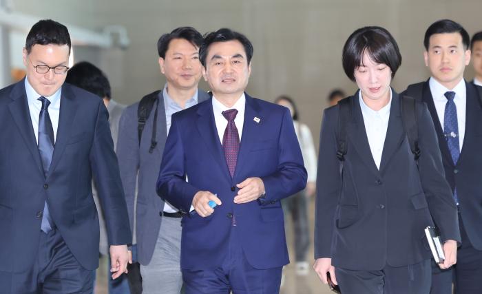 미국을 방문하는 안규백 국방부 장관이 10일 인천국제공항 제2터미널 출국장으로 이동하고 있다. 연합뉴스