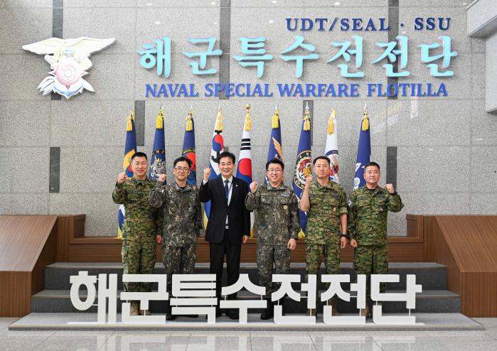 박순식(오른쪽 셋째) 해군특수전전단장 등 부대원들이 지난 7일 부대를 방문한 하충식(왼쪽 셋째) 한마음국제의료재단 의장과 파이팅을 외치고 있다. 부대 제공