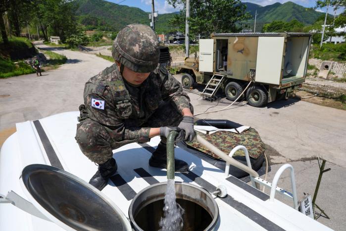 육군66보병사단 공병대대 장병이 지난 8일 경기 가평군 승안천 일대에서 열린 급수장 설치 훈련 중 정수를 마친 물을 물탱크에 담고 있다. 사진 제공=이채현 군무주무관