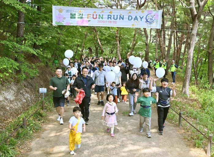 공군이 지난 8일 충남 계룡대 인근 용동저수지에서 개최한 ‘봄길 펀런데이(Fun Run Day)’에서 참여 장병과 군가족들이 즐거운 시간을 보내고 있다. 공군 제공
