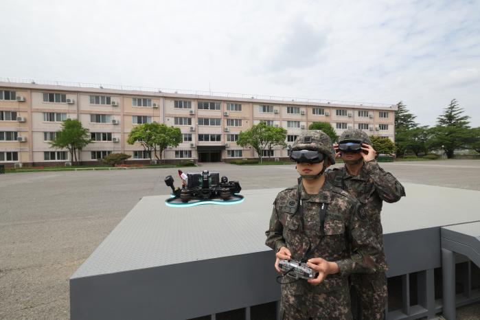 육군3사관학교가 생도·장병을 대상으로 드론교육을 활성화하며 ‘드론전사 양성’에 앞장서고 있다. 지난달 29일 교내에서 생도들이 일인칭 시점(FPV) 드론을 실습 중인 모습. 이윤청 기자