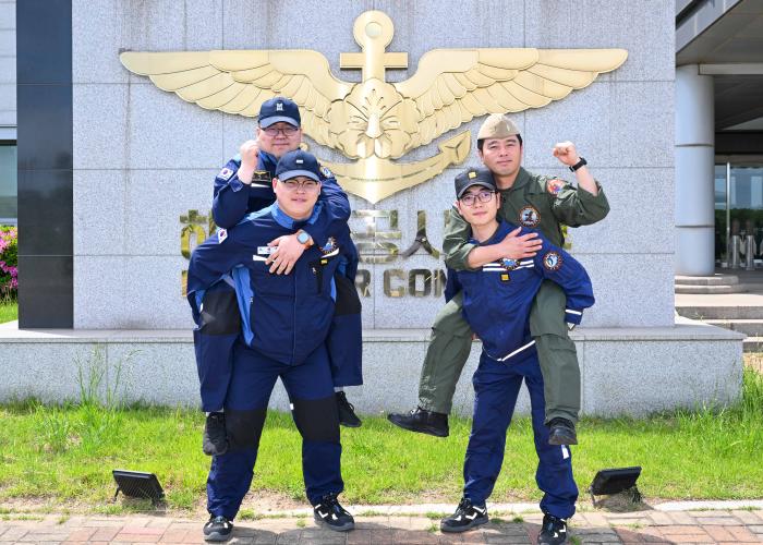 해군 항공사령부에 근무하는두 쌍의 부자(父子)군인이 기념촬영을 하고 있다. 왼쪽부터고영수상사·고민수일병, 조한국<br>상사·조연우병장. 부대제공