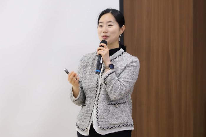 육군2기갑여단이 지난 7일 개최한 전문가 초청강연에서 채은미 고려대 물리학과 교수가 ‘양자 컴퓨팅의 이해와 현황’을 주제로 강연하고 있다. 부대 제공