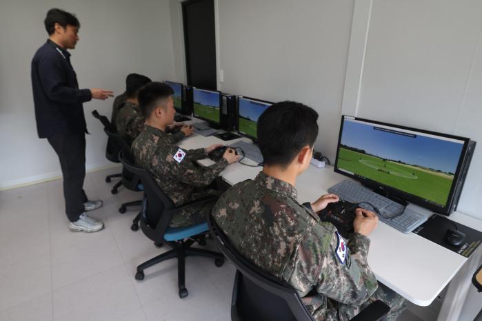 시뮬레이터로 조종술을 배우고 있는 생도들.