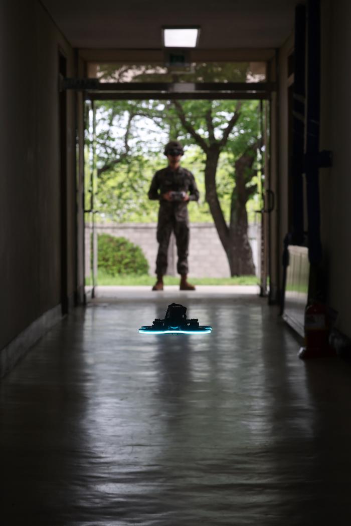 지난달 29일 육군3사관학교 충성대 드론교육센터 인근 건물에서 이재무 생도가 일인칭 시점(FPV) 드론을 운용하고 있다.