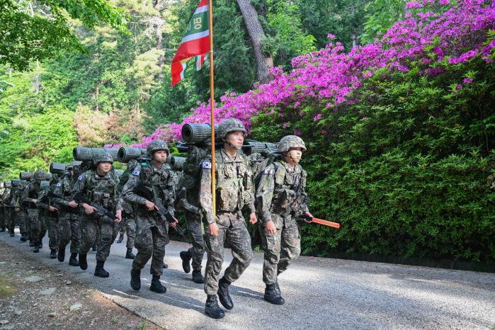 지난 7~8일 창원시 일대에서 실시한 2026 해군사관학교 사관생도 행군훈련에서 사관생도들이 산악지역을 행군하고 있다. 부대 제공