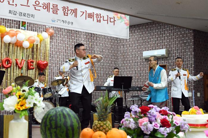 해병대9여단 군악대가 어버이날인 지난 8일 제주 지역 사회복지시설에서 공연을 선보이고 있다.