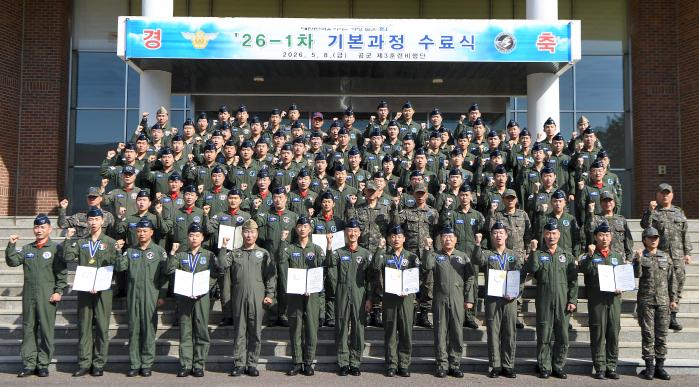 지난 8일 공군3훈련비행단에서 거행된 26-1차 비행교육 기본과정 수료식에서 김승한(맨 앞줄 가운데) 3훈련비행단장과 수료자들이 기념사진을 촬영하고 있다. 사진 제공=양하준 하사