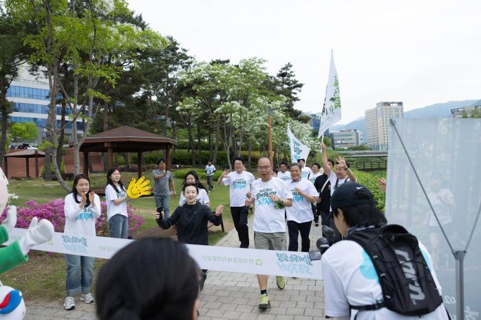 한국보훈복지의료공단이 지난 7일 강원 원주시에서 진행한 ‘보훈런’ 개최 기념 오프라인 달리기 행사에서 완주에 성공한 참가자들이 결승선으로 향하고 있다. 보훈복지의료공단 제공