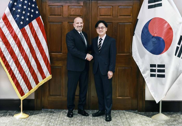 김정관(오른쪽) 산업통상부 장관이 8일(현지시간) 미국 워싱턴DC 상무부 회의실에서 하워드 러트닉 미국 상무장관과 기념 촬영하고 있다. 연합뉴스