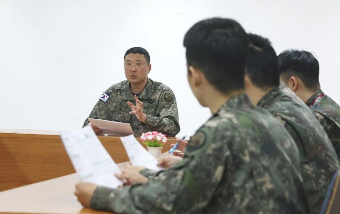육군3공병여단 정유철(맨 왼쪽) 531교량대대장이 ‘2026-16주차 병영식당 운영위원회’를 주관하고 있다.