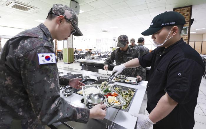 육군3공병여단 531교량대대 장병들이 점심식사 시간 먹을 음식을 식판에 담고 있다. 대대는 2년 넘게 메뉴·조리방법 변경, 공간 개선 등의 노력을 기울인 결과 남은 음식물이 급감하는 성과를 거두고 있다.