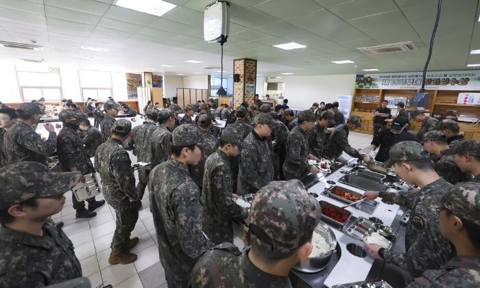 육군3공병여단 531교량대대 장병들이 점심식사 시간 먹을 음식을 식판에 담고 있다. 대대는 2년 넘게 메뉴·조리방법 변경, 공간 개선 등의 노력을 기울인 결과 남은 음식물이 급감하는 성과를 거두고 있다.