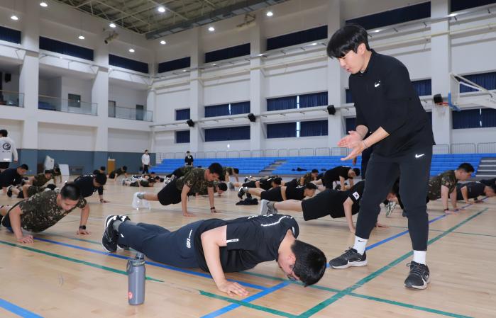 육군55보병사단 장병들이 전문 강사의 도움을 받아 팔굽혀펴기를 하고 있다. 사진 제공=김윤수 군무주무관