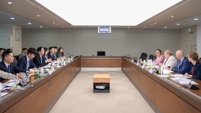11일 정부과천청사에서 개최된 제2차 한·나토 방산협의체에서 참석자들이 방산협력 강화방안을 논의하고 있다. 방사청 제공