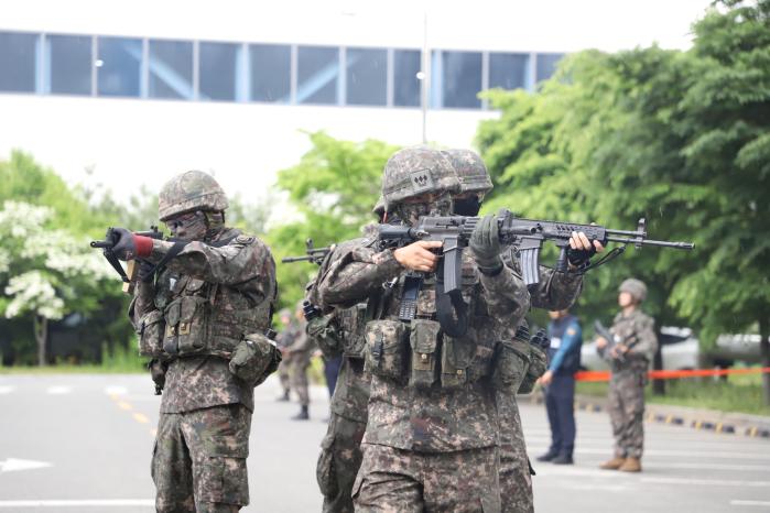 육군51보병사단 장병들이 11일 경기 화성시 한국지역난방공사 동탄지사에서 열린 테러대응훈련 중 거동수상자를 수색하고 있다. 부대 제공